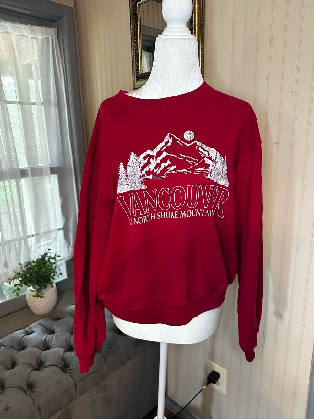 Hollister Vancouver North Shore Mountains Graphic Crewneck Sweatshirt Red Size S